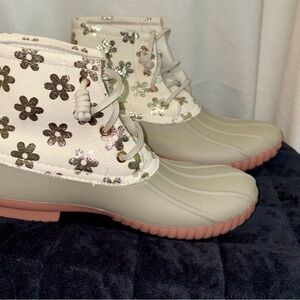 Simply Southern Metallic Floral Duck Boots in Cream and Gold Size 8